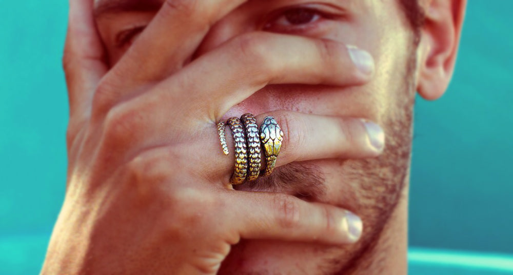 Cigar-Band Engagement Rings Are Trending For A Chunky, '90s Vibe